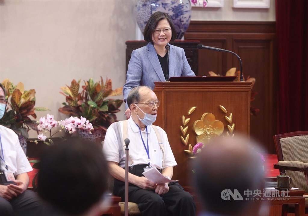 總統蔡英文(後)6日在總統府接見中華民國第60屆全國中小學科學展覽會各組(科)第一名師生,蔡總統表示,台灣的科學和科技實力,是我們面對國際環境快速變化時最關鍵的競爭力。中央社記者鄭傑文攝 109年8月6日