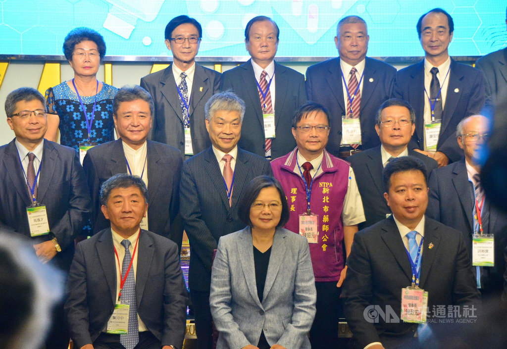 西藥商業同業公會全國聯合會第11屆理事長施政宏(前右)上任,6日晚間在新北市舉辦餐會活動,總統蔡英文(前中)、衛福部長陳時中(前左)皆出席與會。中央社記者黃旭昇新北市攝 109年8月6日