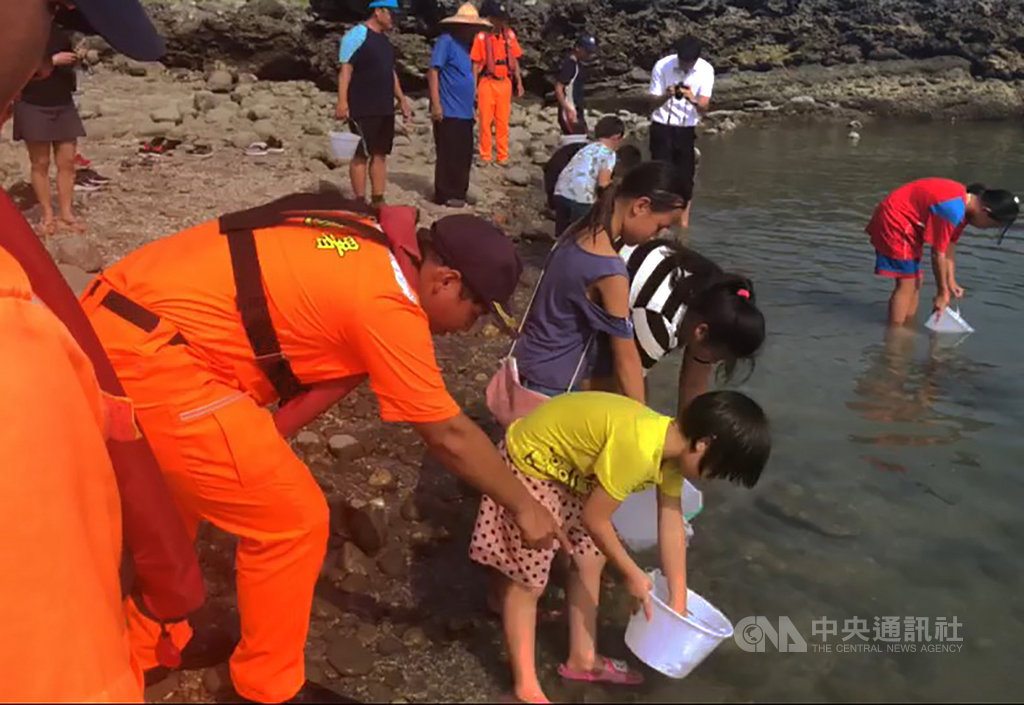 海巡署東部分署第13岸巡隊表示,6日下午台東縣成功鎮新港區漁會和忠孝國小、成功國小約30名師生在小港漁港辦理魚苗放流,總計放流1萬7000尾俗稱銀鯧魚的種苗。(海巡提供)中央社記者盧太城台東傳真 109年8月6日