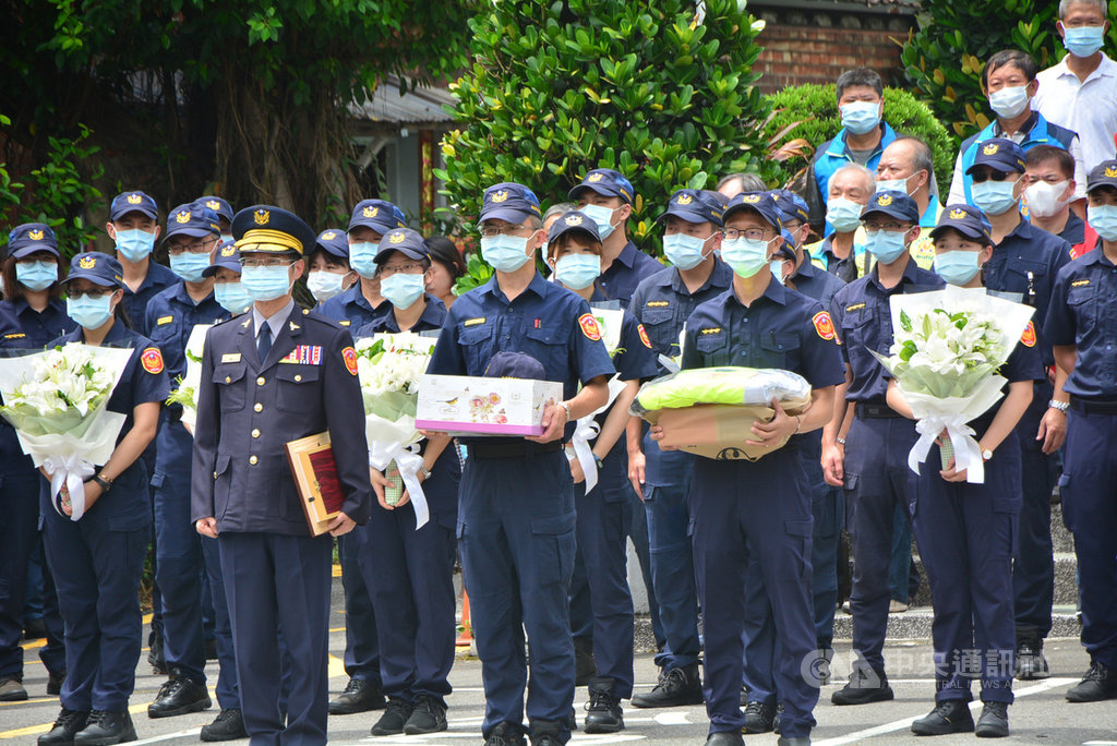 新北市21歲警員楊庭豪值勤發生車禍腦死器捐,引起社會痛心與關注,樹林警分局副分局長吳恒隆6日再次提醒同仁,趕赴勤務仍然要注意安全第一,才能達成任務。圖為楊庭豪5日移靈分局前,同仁列隊送行道別。中央社記者黃旭昇新北攝 109年8月6日