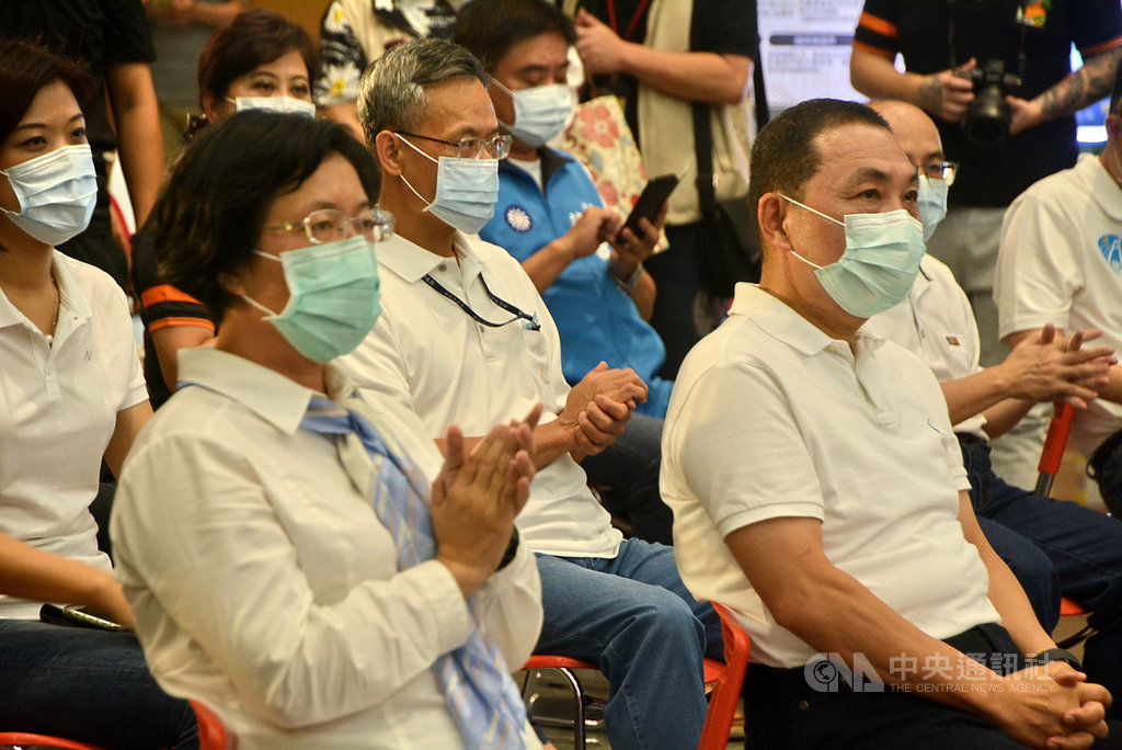 全球武漢肺炎疫情仍持續,新北市長侯友宜(前右)6日受訪時表示,有許多醫界專家、媒體報導、教授學者都建議要全面普篩,加上落實居家檢疫,「不怕一萬、只怕萬一」,一定要將防疫的疏漏補起來,可以多做無妨,但都沒做就無法向國人交代。前左為彰化縣長王惠美。中央社記者黃旭昇新北市攝 109年8月6日