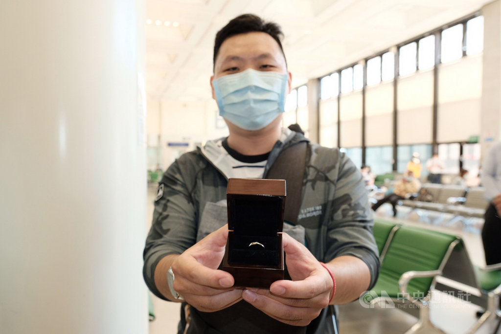 搶攻各家航空公司的類出國6日起陸續登場,由打頭陣的台灣虎航「微旅行」首發, 從事壽險業的王先生(圖)表示,這次的微旅行出國,特別準備了戒指,要在高空上給女友特別的求婚經驗。中央社記者吳睿騏桃園機場攝 109年8月6日