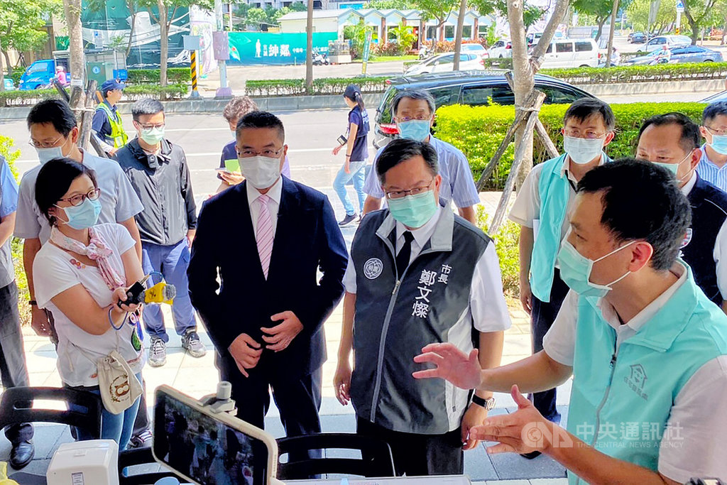內政部長徐國勇(前左2)與桃園市長鄭文燦(前右2)6日訪視桃園市中路二號社會住宅及住宅補貼受理情形,聽取現場人員解說。(桃園市政府住宅發展處提供)中央社記者吳睿騏桃園傳真 109年8月6日