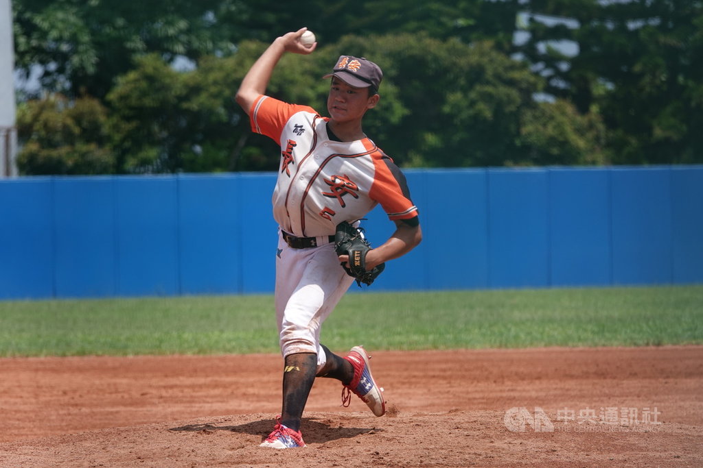 2020夢想大聯盟U15棒球邀請賽持續展開,台北長安6日與高雄大仁交手,長安林彥緯暑假從下勾改練正投,先發3局好投加上隊友打線串聯,率隊終場以14比1拿勝。中央社記者謝靜雯攝 109年8月6日