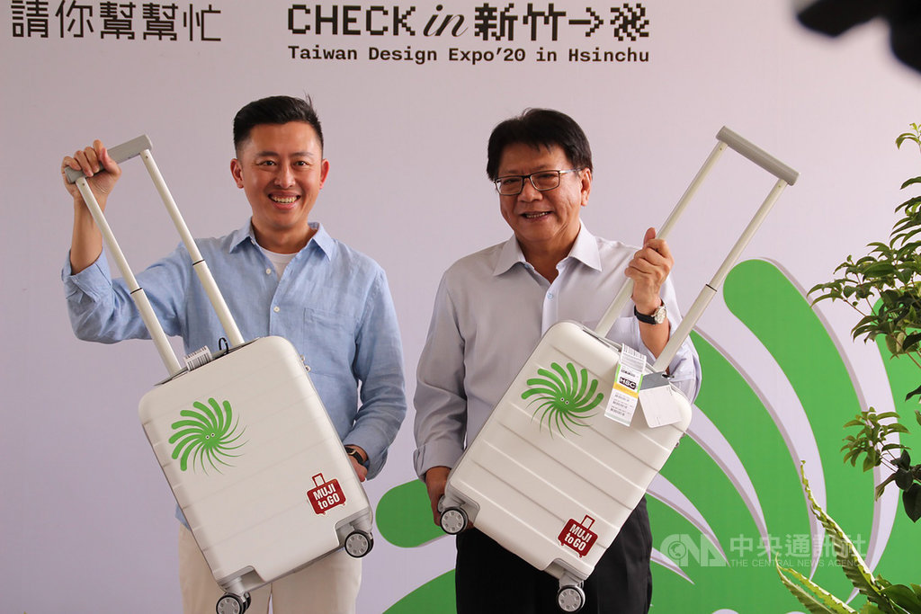 為宣傳將在新竹登場的「2020台灣設計展」,新竹市長林智堅(左)6日造訪屏東,與屏東縣長潘孟安(右)一起邀請大眾10月到新竹參觀設計展。(屏東縣政府提供)中央社記者郭芷瑄傳真 109年8月6日