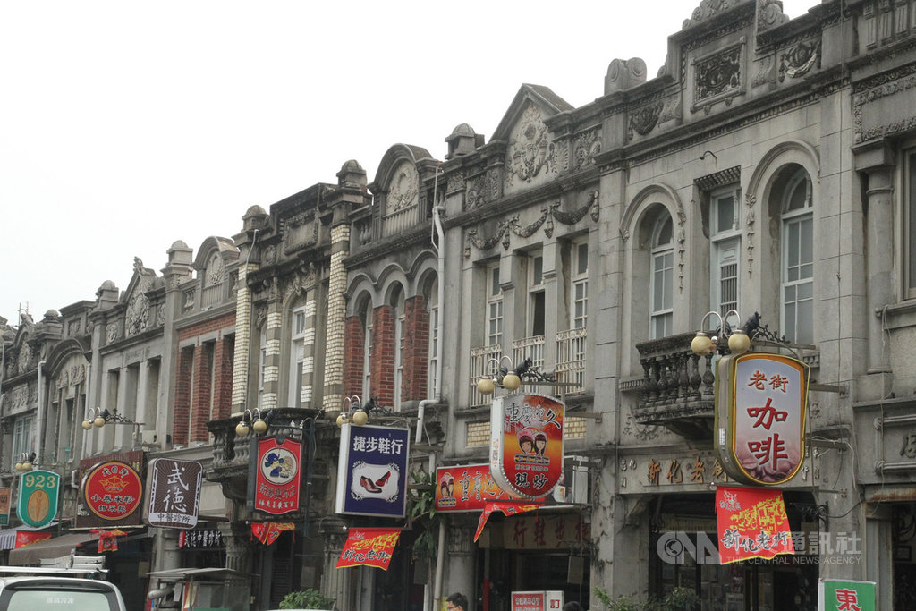 台南市新化區的老街區有不少特色老屋,地方人士正串聯推動新化老屋生活故事博物館計畫,希望讓老屋成為媒介,把文史當成企業經營,也協助保存老屋文化。中央社記者楊思瑞攝 109年8月6日