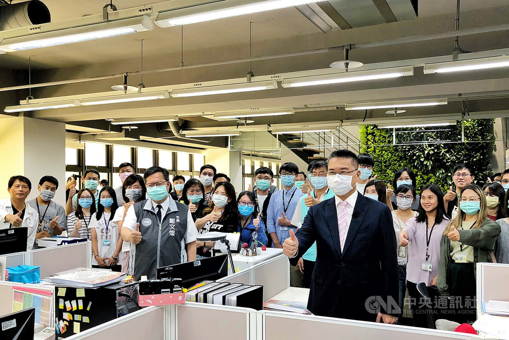 內政部長徐國勇(前右)與桃園市長鄭文燦(前左)6日前往訪視桃園市中路二號社會住宅及住宅補貼受理情形。徐國勇表示,盼透過中央跟地方的努力,完成總統蔡英文對住宅政策的承諾,也提升台灣居住品質。中央社記者吳睿騏桃園攝 109年8月6日