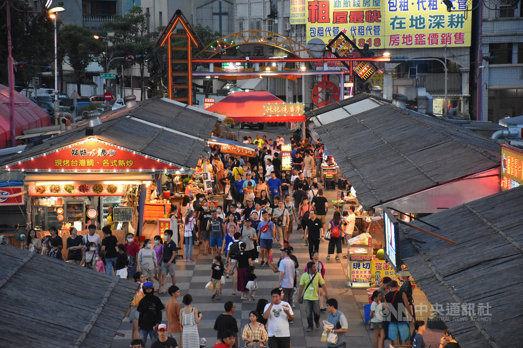 近期武漢肺炎境外移入病例增加,花蓮縣政府6日指出,預計8月中將重啟東大門夜市管制站,為民眾量測體溫把關,即日起先宣導遊客及攤商戴口罩。圖為109年6月28日東大門夜市人潮。中央社記者張祈攝 109年8月6日