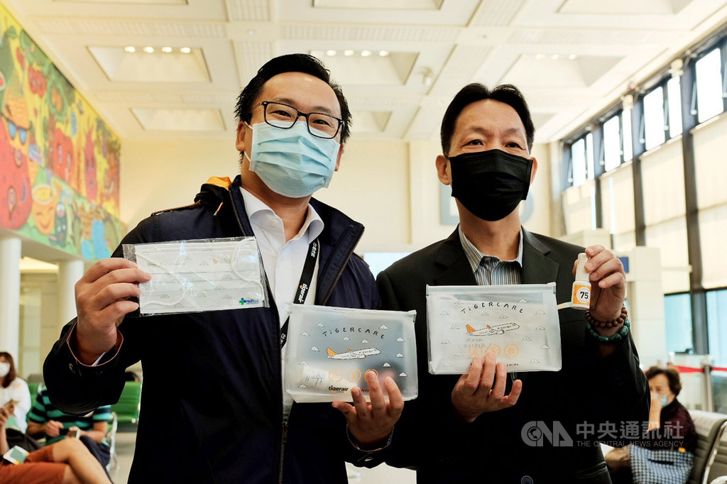 台灣虎航董事長陳漢銘(左)與桃園國際機場公司總經理林祥生(右)6日一起展示「虎罩包」,內含印有台虎飛機形象圖騰的口罩,還有酒精消毒液、口罩收納夾及收納袋,讓旅客受到最好的保護。中央社記者吳睿騏桃園機場攝 109年8月6日