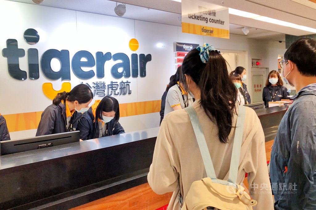 台灣虎航表示,這次微旅行除了讓參加民眾品嚐米其林饗宴,還加贈機票,充分滿足旅客在疫情後對旅遊的期待。圖為6日一早許多乘客就迫不及待到機場報到。中央社記者吳睿騏桃園機場攝 109年8月6日