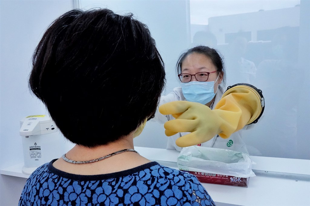 對於行政院定調入境不普篩,指揮中心專家分析,入境普篩除每天要花新台幣420萬元,還可能漏掉35%感染者,防疫效果有限。圖為桃園國際機場貨櫃採檢屋情況。(中央社檔案照片)