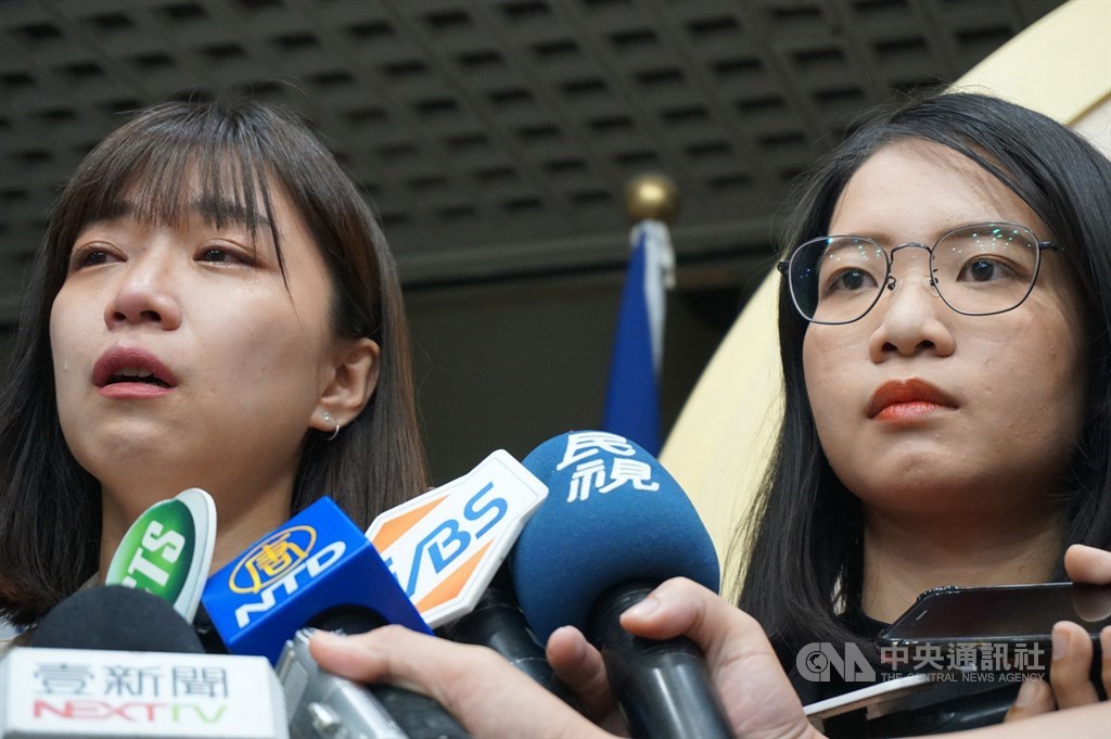台北市議員林穎孟(左)6日表示,有關時代力量紀律委員會討論前主席徐永明涉賄案要簽本票,有2名紀律委員在群組稱要簽署保密協議,並提到懲處、賠償,最後才變成簽本票提議。(中央社檔案照片)