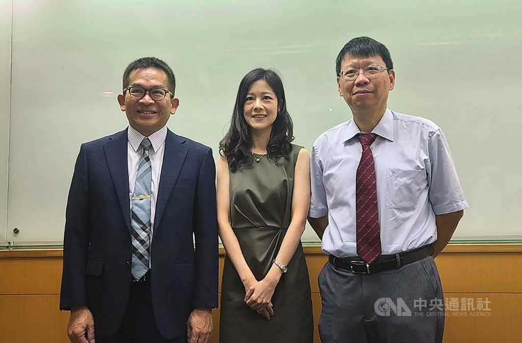 武漢肺炎全球延燒,陽明大學生物醫學資訊研究所所長吳俊穎(左)的團隊6日公布一項研究顯示,台灣因政府效能高、人口老化程度高、病床數多,普篩對降低死亡率的效果並不明顯;相關研究成果已發表於知名期刊「科學報導」(Scientific Reports)。中央社記者張茗喧攝 109年8月6日