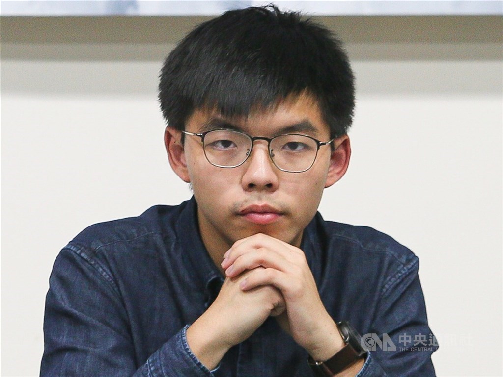 香港眾志前秘書長黃之鋒(圖)因參加未經官方批准的「六四」燭光晚會而被警方控告。(中央社檔案照片)