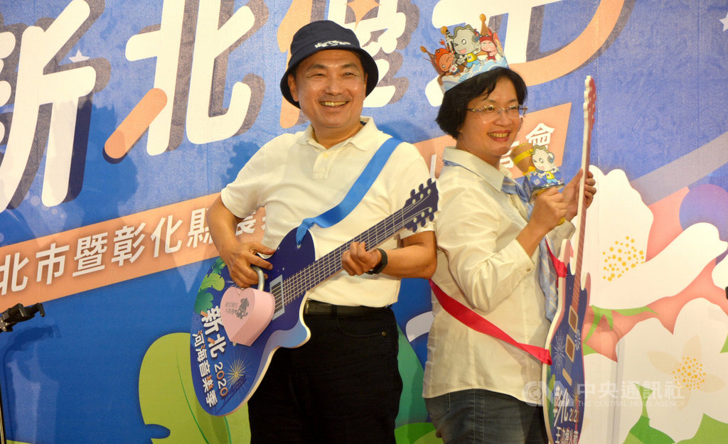 新北市長侯友宜(左)與彰化縣長王惠美(右)6日在新北同台現身,共同行銷兩地農特產品,並為新北河海音樂季、彰化王功漁火節宣傳造勢。中央社記者黃旭昇新北市攝 109年8月6日