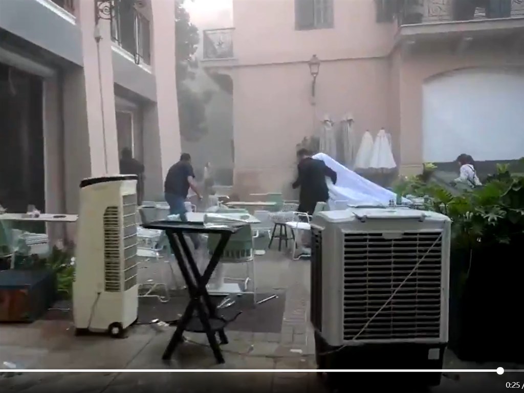 貝魯特發生大爆炸之際,黎巴嫩新娘賽布拉尼正拍攝婚禮影片,下一幕卻出現震耳欲聾的聲響,以及讓她幾乎站不住的劇烈搖晃。(圖取自twitter.com/ReutersLatam)
