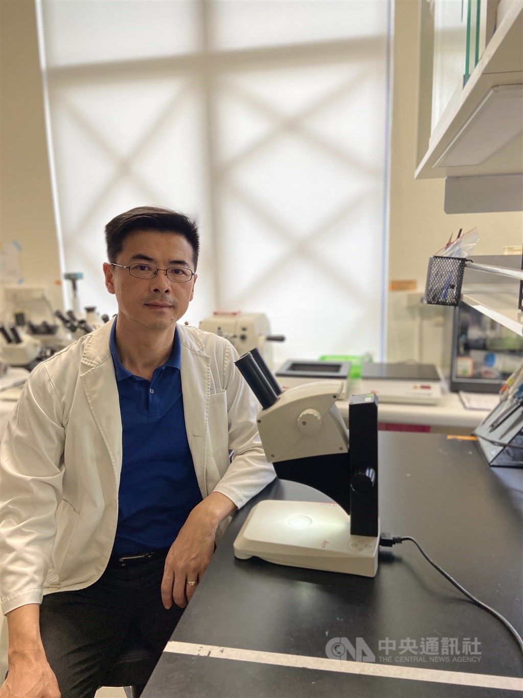 台灣大學醫學工程系特聘教授林頌然領導的團隊,從「雞皮疙瘩現象」獲得啟發,發現刺激豎毛肌收縮,可提升「毛囊幹細胞」的活性,加速毛髮再生;這份研究也登上國際頂尖期刊「細胞」。(台大提供)中央社記者陳至中台北傳真 109年8月6日
