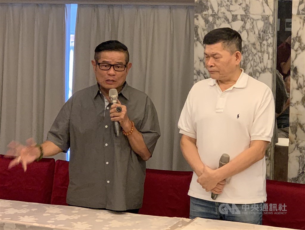 藝人澎恰恰(右)6日在好友許效舜(左)陪同下出面宣布破產,澎恰恰坦言,至今負債新台幣2億4000萬元,已還清近半金額,但仍難以負擔。中央社記者王心妤攝 109年8月6日
