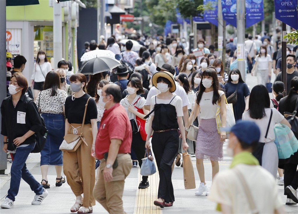 日本疫情最嚴重的東京都6日新增360例武漢肺炎確診病例,讓知事小池百合子不得不呼籲民眾不要出遊及返鄉。圖為池袋民眾戴口罩上街。(共同社)