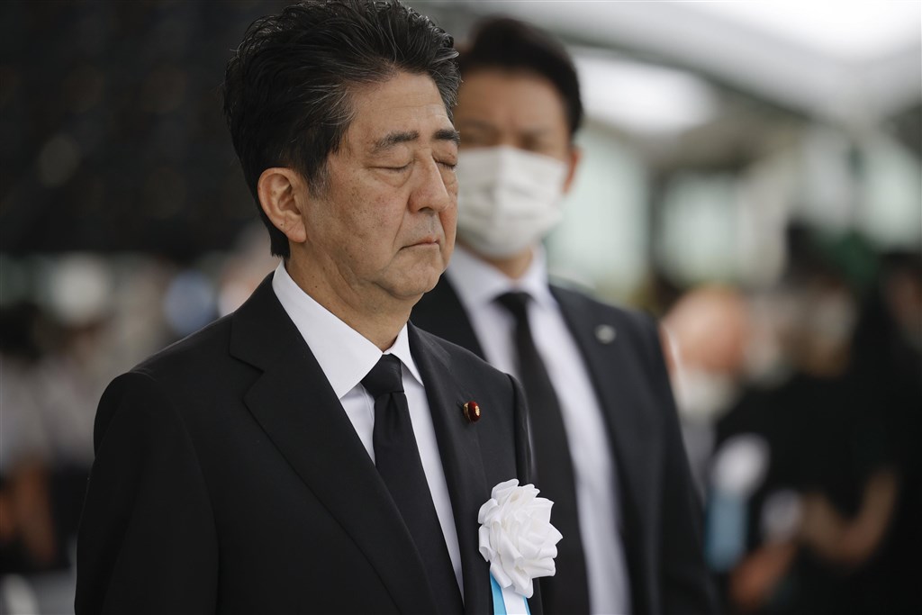 廣島原爆75週年,日本首相安倍晉三再度對簽署禁止核武器條約表達否定態度。圖為安倍在紀念儀式上默哀。(共同社)