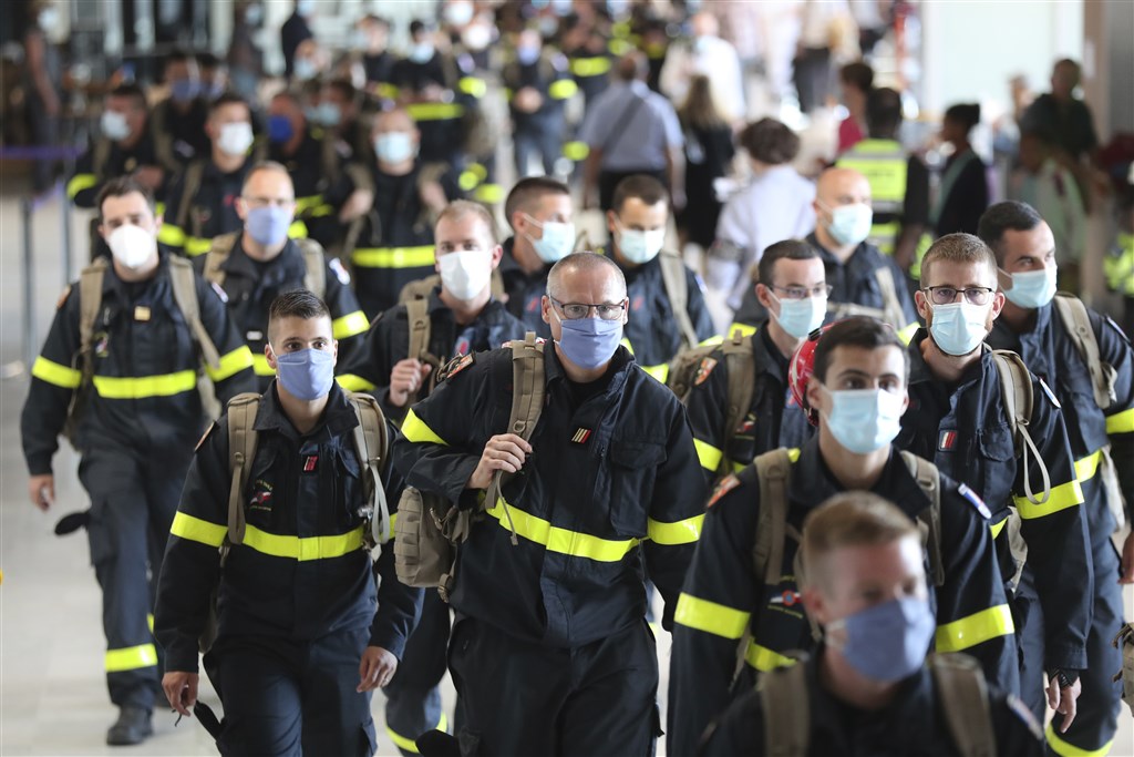 黎巴嫩首都貝魯特大爆炸死亡人數6日已達137人,受傷人數突破5000人,法國5日已派55名搜救人員趕赴災區。(美聯社)
