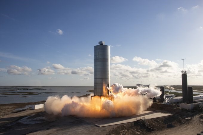 美國太空探索科技公司4日成功完成歷時不到一分鐘的飛行,這是未來火箭「星艦」(Starship)最大原型的試飛。(圖取自twitter.com/SpaceX)