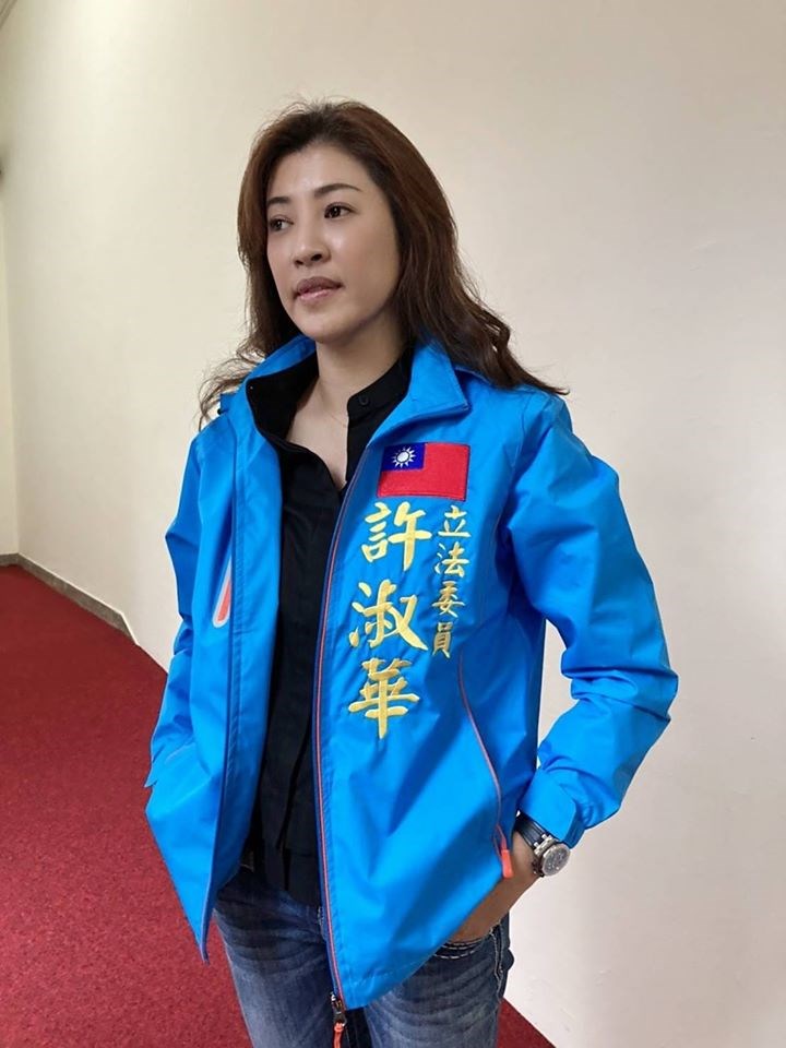 國民黨立法委員許淑華(圖)遭促轉會前副研究員吳佩蓉質疑抄襲他人「碩論」,許淑華6日說,吳佩蓉拿一篇在國家圖書館查不到的「報告」來抹黑她抄襲,這種低級錯誤是惡意栽贓。(圖取自許淑華臉書facebook.com)