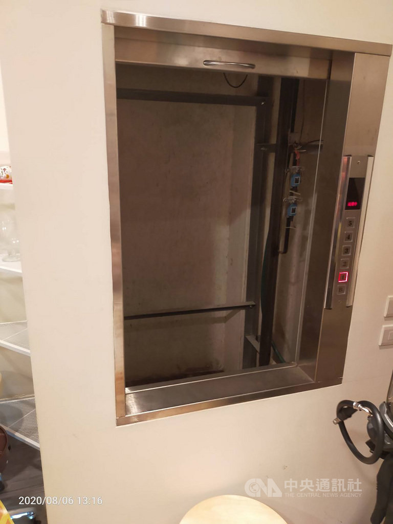台中市一名工人6日在西區一處住宅,使用瓦斯噴槍施作電梯防水工程時,不知何故突然氣爆,消防局獲報到場協助將工人送醫,後續由消防局火調人員調查釐清。(台中市消防局提供)中央社記者蘇木春傳真 109年8月6日