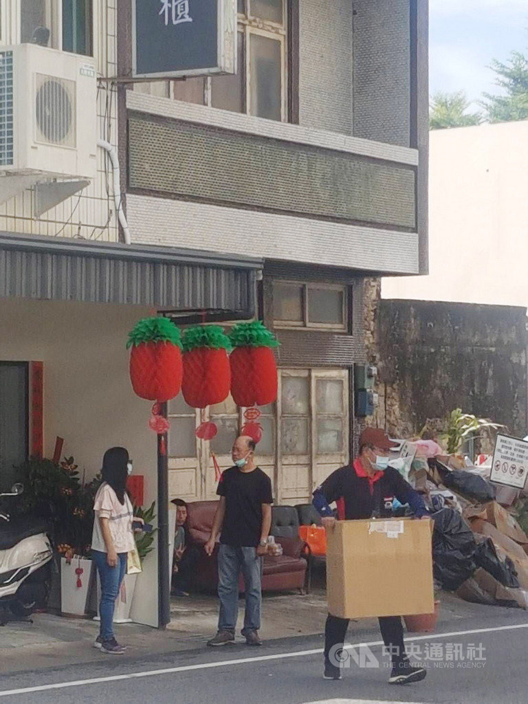 澎湖一名葉姓青年在自家睡夢中,疑遭老鼠咬傷頭部,導致感染陷入昏迷,送醫搶救中。澎湖縣政府衛生局、環保局等單位接獲通報後,前往葉男家中了解並採取檢體化驗,同時在住宅放置捕鼠器,並清理內外環境。中央社 109年8月6日