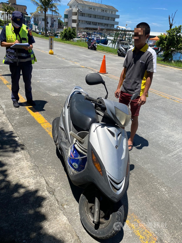 全台國旅大爆發,台東蘭嶼、綠島湧入大量遊客,警方統計今年6至7月蘭嶼及綠島各發生15件交通事故,共計53人受傷,台東警分局為防制交通事故,除強化交通疏導與交通安全宣導外,也加強執法取締。(警方提供)中央社記者盧太城台東傳真 109年8月6日