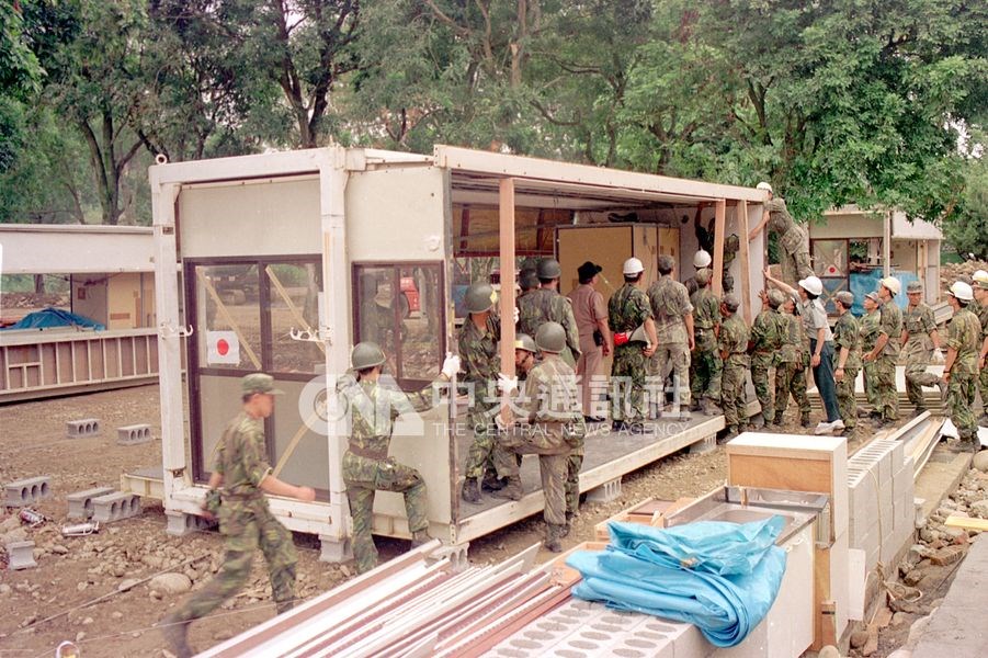 1999年921大地震時,日本捐贈組合屋給台灣災民。(中央社檔案照片)