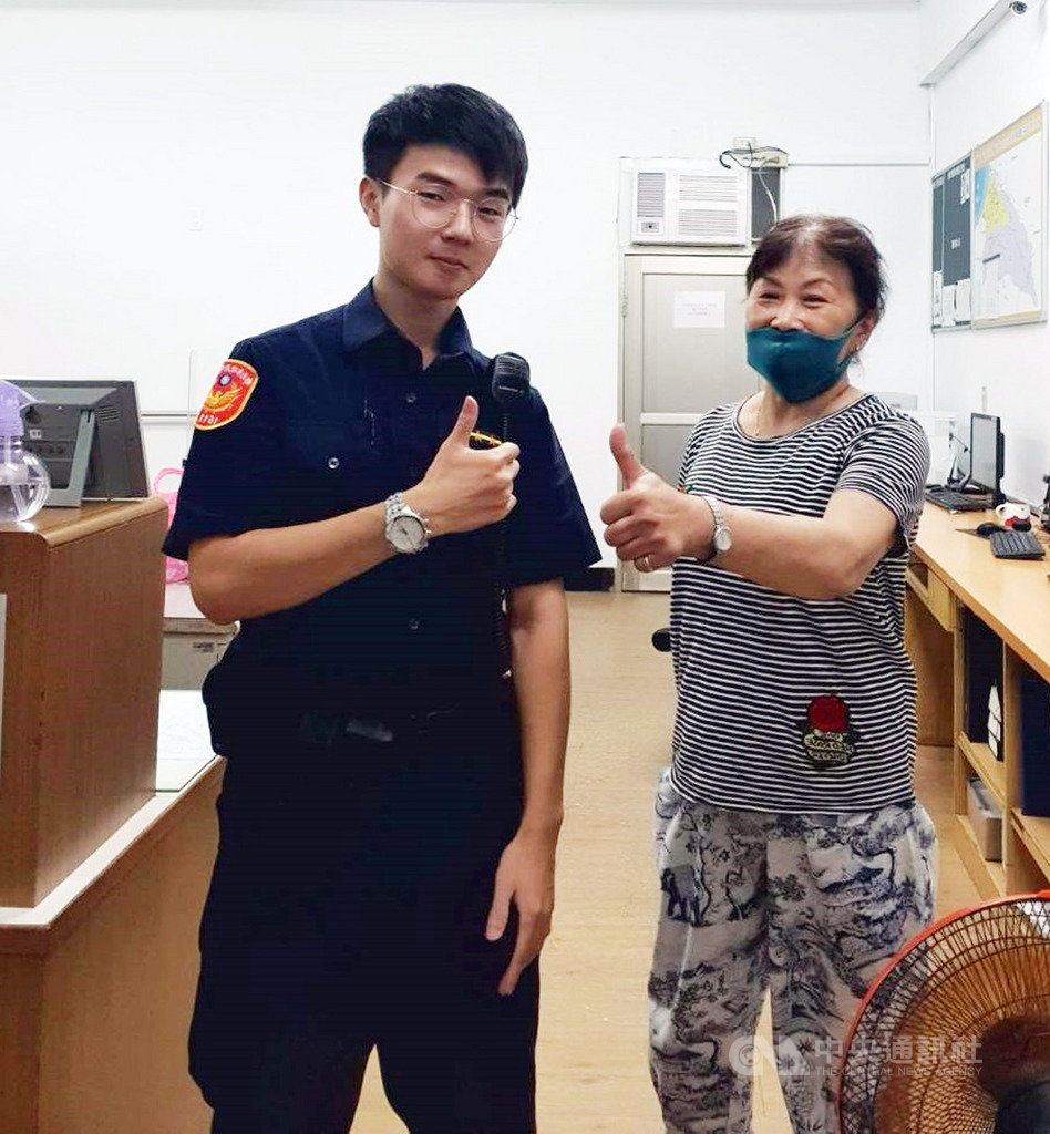 新北市萬里區簡姓女子(右)騎機車返家時不慎將口袋內的新台幣1萬2000元散落在路面,所幸被民眾拾獲送交派出所,簡女前往認領時喜極而泣,感謝警方的效率及民眾拾金不昧。(讀者提供)中央社記者王朝鈺傳真 109年8月6日