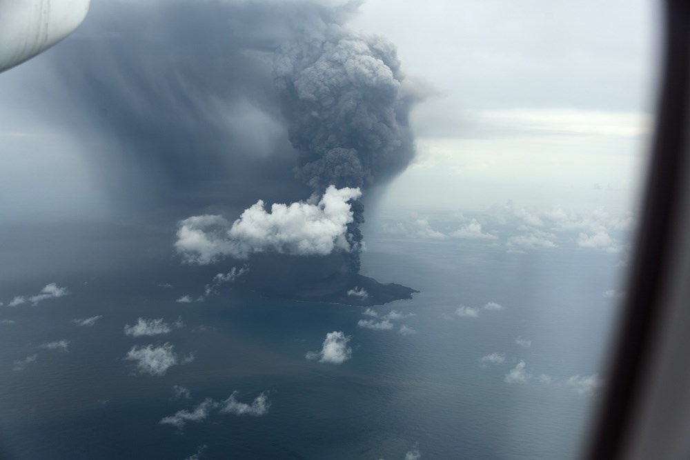 日本小笠原群島「西之島」噴發火山灰近日飄到台灣東部。環保署8日指出,火山灰污染影響已減緩,各地空氣品質漸恢復,解除境外污染提醒。圖為7月20日日本海上保安廳拍攝西之島火山活動照片。(圖取自日本海上保安廳網頁www1.kaiho.mlit.go.jp)