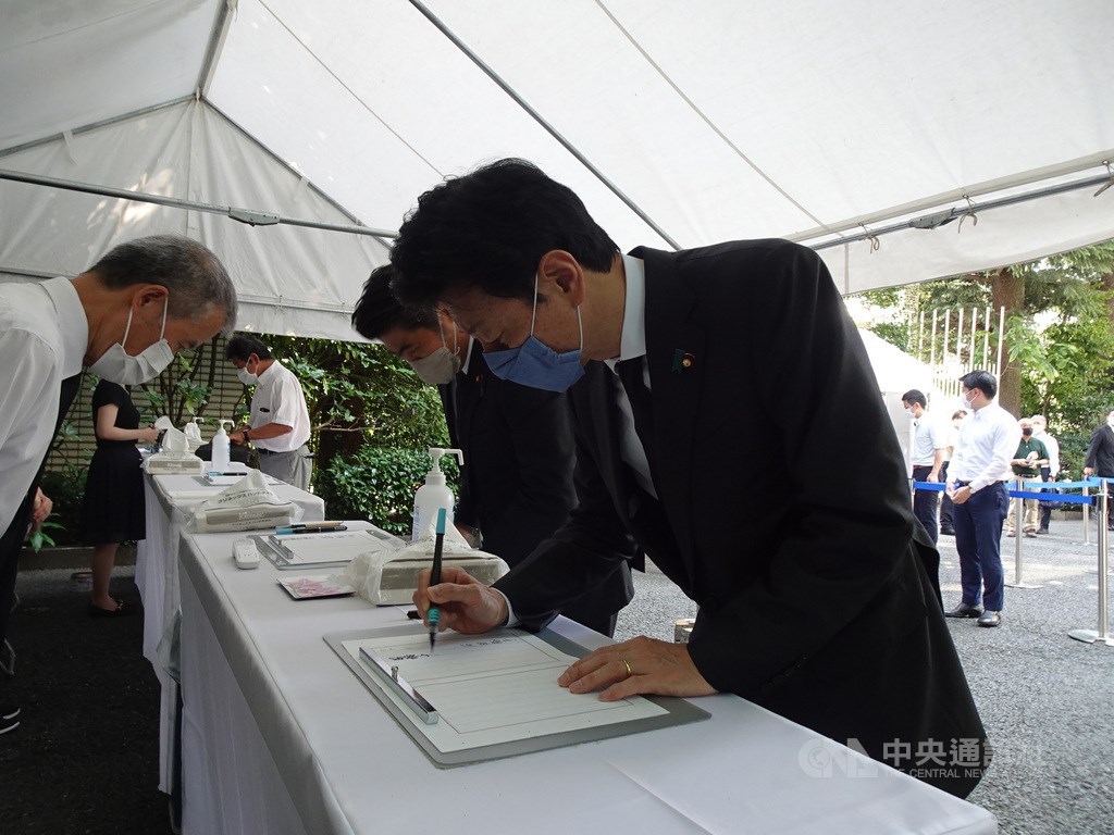 位於東京白金台的駐日代表處3日至7日設立「悼念李前總統登輝先生逝世簽名處」,供日本各界弔唁。7日上午經濟再生大臣西村康稔前來簽名並弔唁。中央社記者楊明珠東京攝 109年8月7日