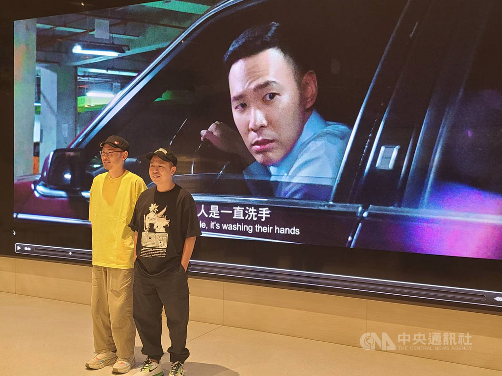 導演廖明毅(右)及演員張少懷(左)受Apple之邀,與媒體分享用iPhone拍電影與過去拍攝經驗不同的心得。中央社記者江明晏攝 109年8月7日