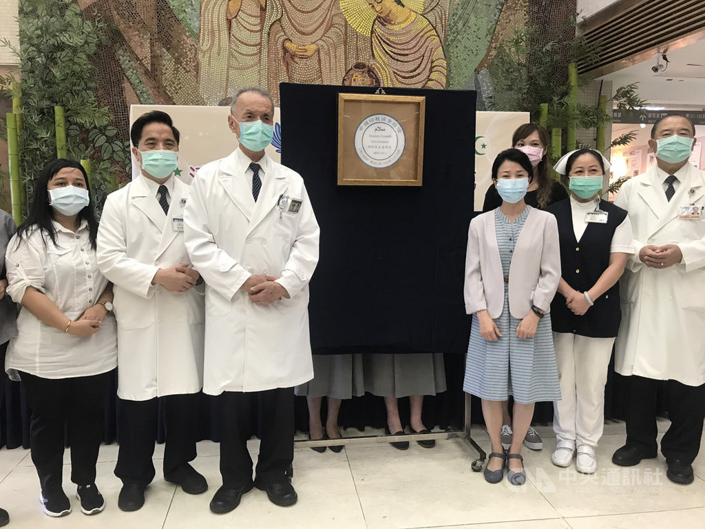 花蓮慈濟醫院7日上午舉行清真友善環境認證揭幕儀式,慈濟醫療財團法人執行長林俊龍(左3)、花蓮慈濟醫院長林欣榮(左2)等人出席。中央社記者張祈攝 109年8月7日
