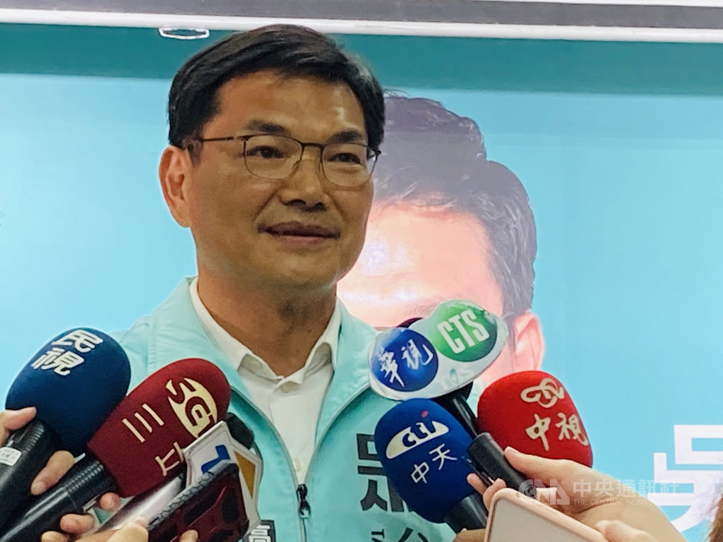 民眾黨高雄市長補選候選人吳益政(圖)7日出席民眾黨高雄車掃大造勢及政策白皮書記者會,會前針對民進黨對手陳其邁質疑他從政立場變來變去,他表示,從政18年,他的統獨立場及對公共建設的價值都一致。(吳益政競選團隊提供)中央社記者侯文婷傳真 109年8月7日