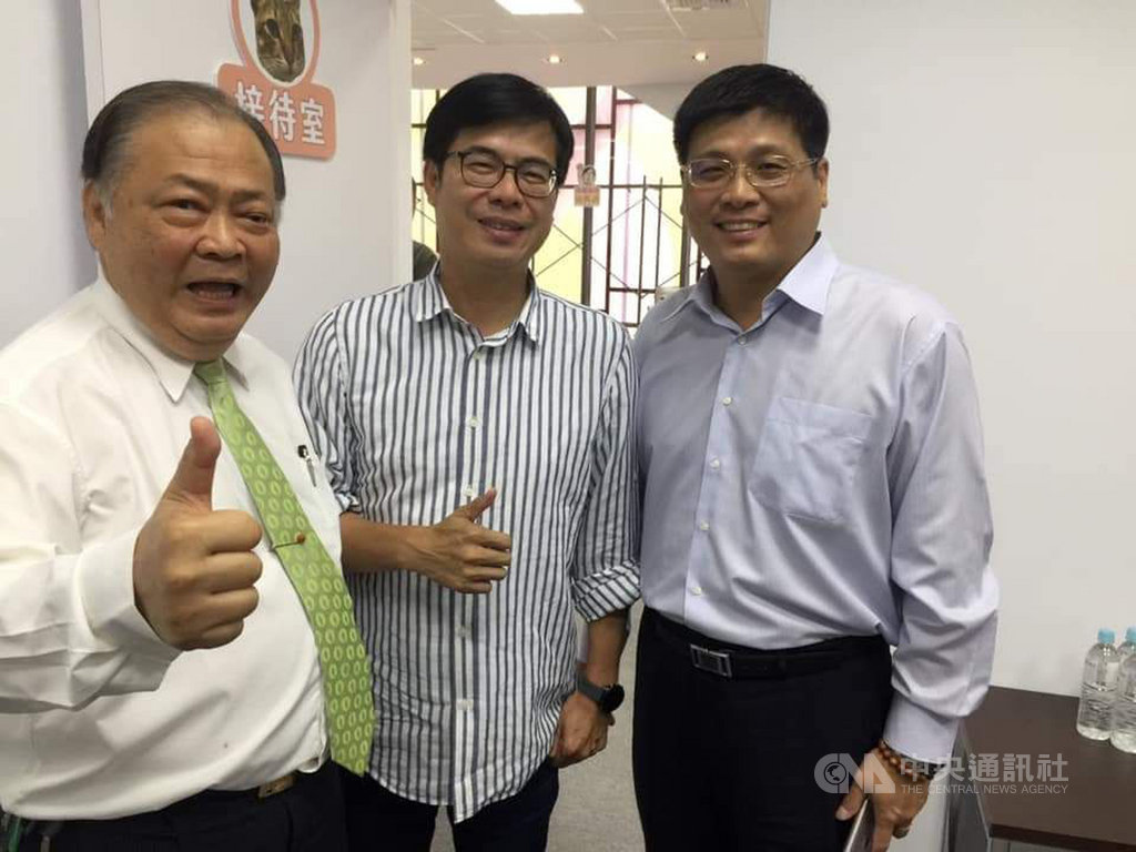 民進黨澎湖縣黨部7日舉行高澎連線記者會,與在高雄的前澎湖縣長、總統府國策顧問陳光復(左)及高市長補選候選人陳其邁(中)等人連線,號召支持者1人打1通電話,籲請旅居高雄的澎湖鄉親力挺陳其邁當選。(陳光復提供)中央社 109年8月7日