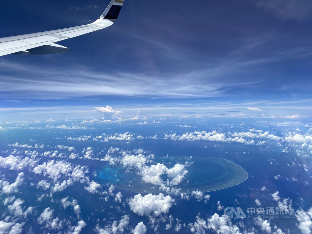 星宇航空跟風推出偽出國行程,首批7日出發,飛行途中更特別安排旅客可以欣賞到東沙群島,全程約3小時20分鐘。中央社記者余曉涵攝 109年8月7日