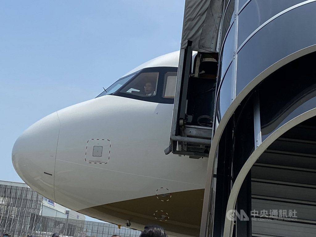 星宇航空首批「好想出國飛行假期體驗」偽出國行程7日出發,由董事長張國煒親自駕機。中央社記者余曉涵攝 109年8月7日