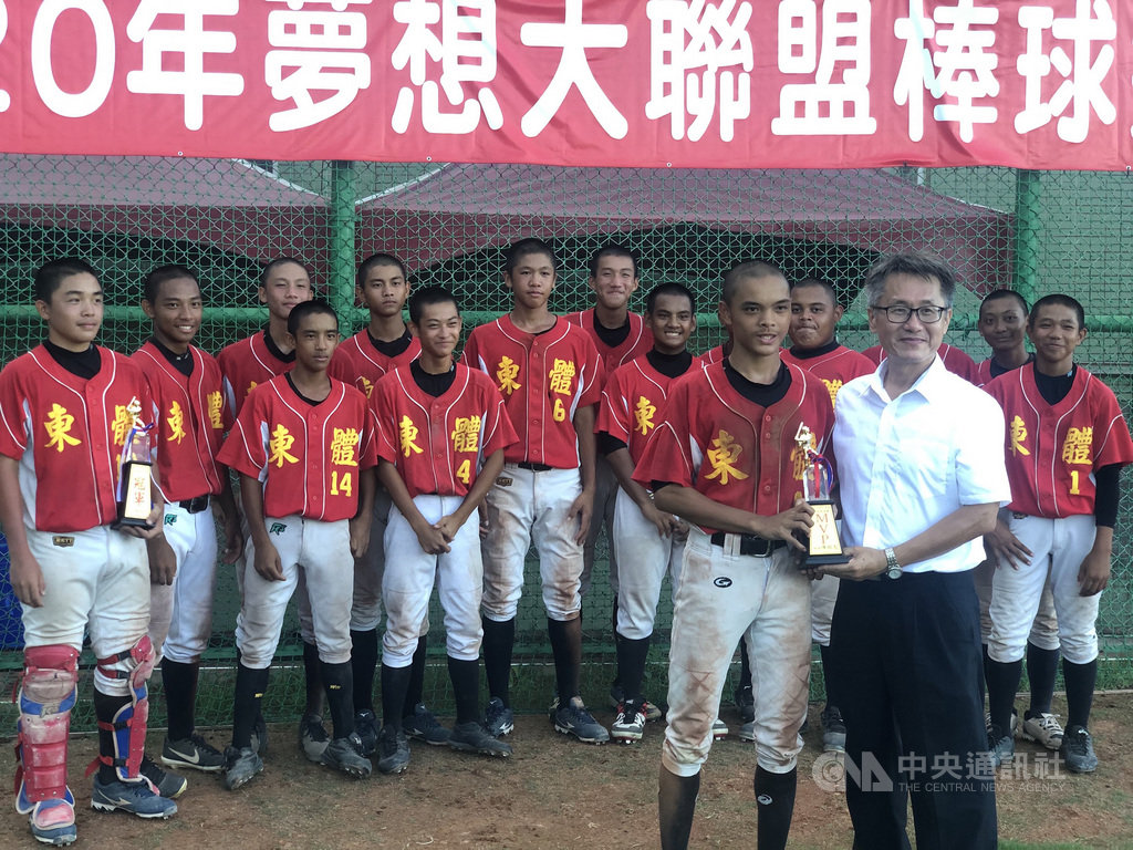 2020夢想大聯盟棒球邀請賽7日在台東舉辦冠軍戰,地主東體紅隊成功留下冠軍獎座,陣中李至浩(前右2)投打有表現,獲選為大會MVP。中央社記者謝靜雯攝 109年8月7日