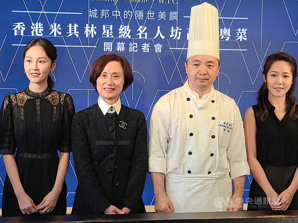 漢來美食接手熄燈的世貿聯誼社原址,開出「名人坊」第6店。漢來總經理林淑婷(左2)、國揚集團創辦人侯西峰二女兒侯嘉騏(左)、小女兒侯宣羽(右)共同舉行開幕記者會。中央樹記者江明晏攝 109年8月7日