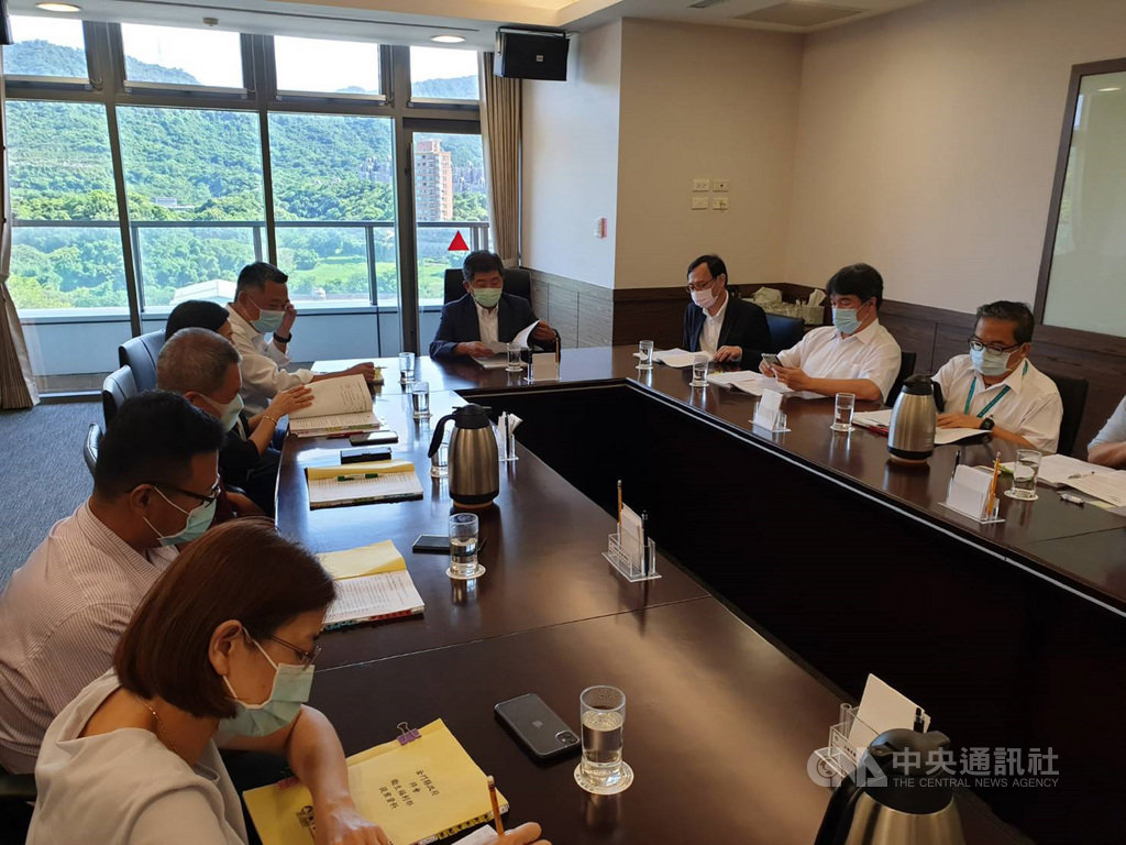 金門縣長楊鎮浯(後左)7日帶隊前往衛福部拜會部長陳時中(後中),雙方就金門民眾關心的醫療議題,如縣府正推動的「腫瘤醫學癌症中心」爭取籌建補助、「醫療院所營運之健保點值調整」等深入交換意見。(金門縣政府提供)中央社記者黃慧敏傳真 109年8月7日
