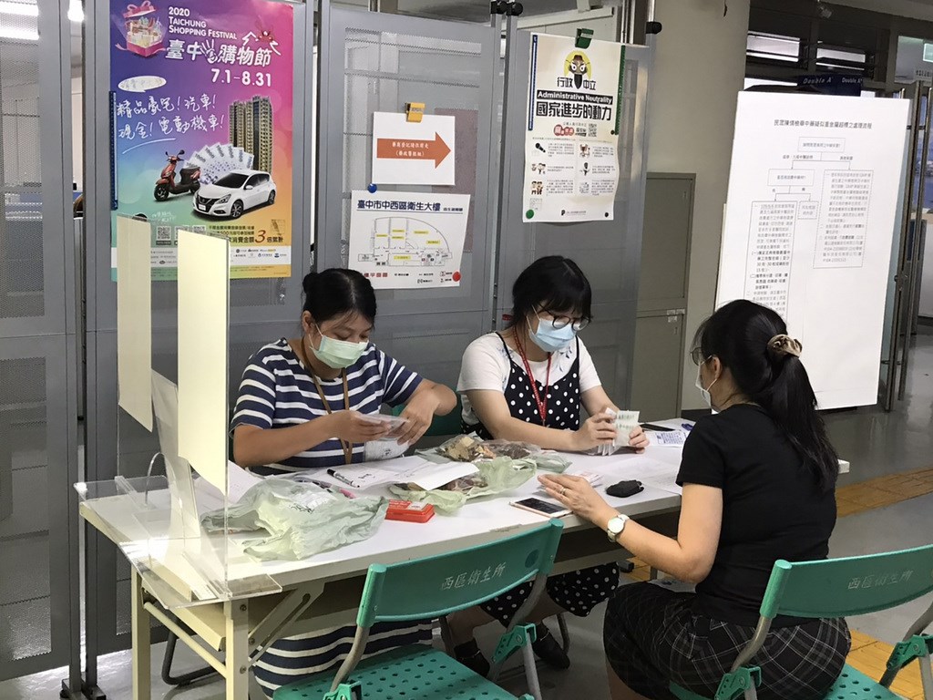 中藥粉重金屬超標案情如滾雪球般越來越大,台中市衛生局7日表示,截至6日已有60人前往市府指定醫院檢查,血中鉛含量超標有12人,另有165件中藥檢體送驗。(台中市衛生局提供)中央社記者趙麗妍傳真 109年8月7日