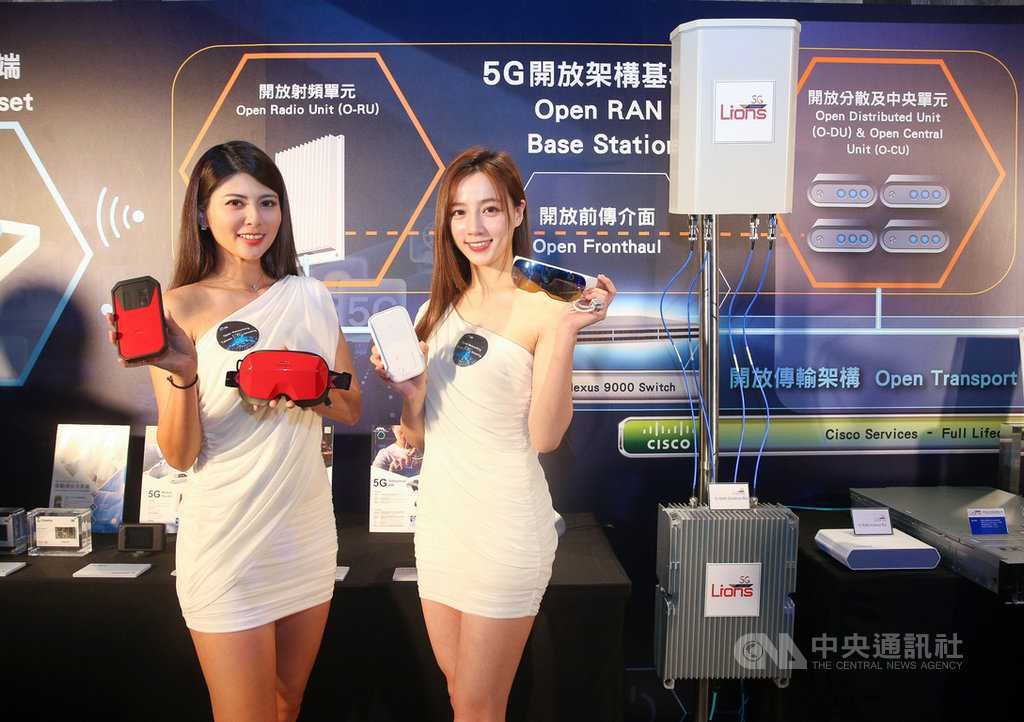 全台首座5G開放式架構網路實驗平台7日在台北舉行啟動記者會,現場展示相關設備和應用產品等。中央社記者謝佳璋攝 109年8月7日