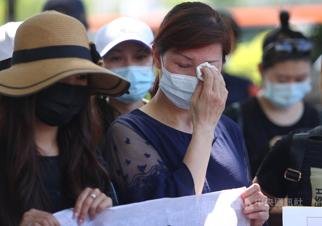 「台灣滯陸孩童父母自救會」7日赴監察院陳情,有家長聽到孩子因為疫情限制無法返台與家人相聚,忍不住哽咽落淚。中央社記者王騰毅攝 109年8月7日