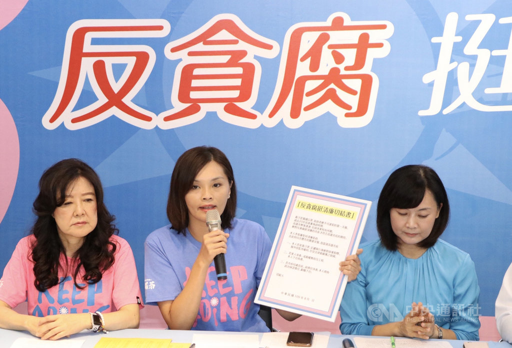 國民黨高雄市長補選候選人李眉蓁(中)7日舉行記者會,簽署廉潔切結書,聲明貪汙是萬國公罪,她表示,若當選高雄市長後貪汙定讞,她絕對放棄假釋、服外役監。中央社記者董俊志攝 109年8月7日