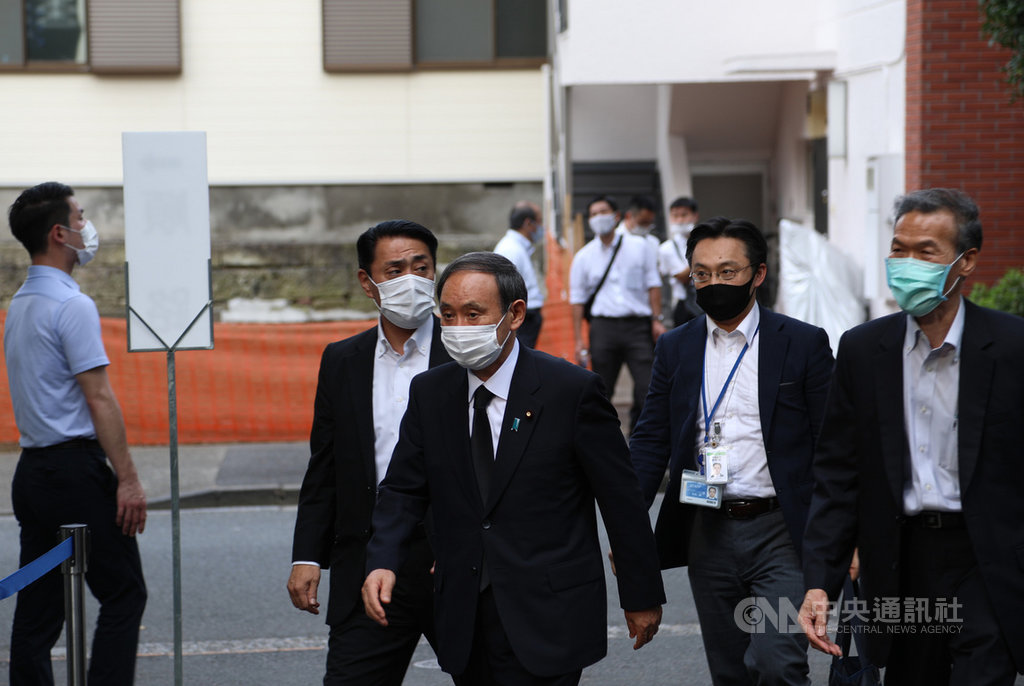 前總統李登輝7月30日辭世,享耆壽98歲。日本政府發言人、內閣官房長官菅義偉7日下午現身駐日代表處,向李登輝遺照深深鞠躬致哀。中央社記者楊明珠東京攝 109年8月7日