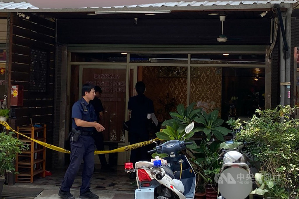 新竹縣一名45歲林姓男子疑與在泰式按摩店工作的39歲印尼籍李姓女友有感情糾紛,7日上午林男持刀到李女工作處,割傷李女脖子後再自傷,警方獲報到場處理,李女送醫傷重不治、林男仍在搶救。(讀者提供)中央社記者郭宣彣傳真 109年8月7日