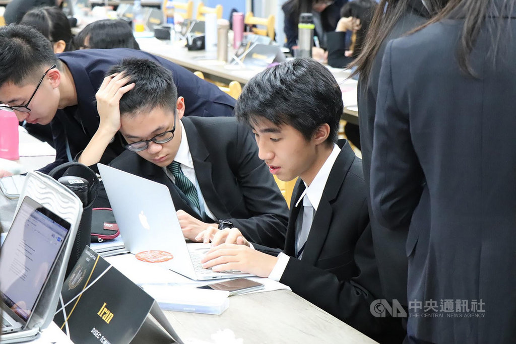 台北市私立東山高中高二生侯靖宣(坐者右),在今年指考醫學系採計科目中考出466.5分,順利以16歲的年紀,跳級錄取台大醫學系。(東山高中提供)中央社記者陳怡璇傳真 109年8月7日